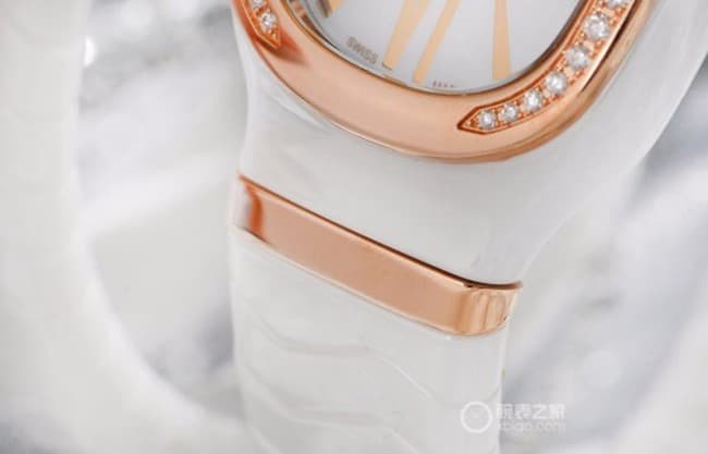 宝格丽顶级复刻女士白盘橡胶带石英手表细节图