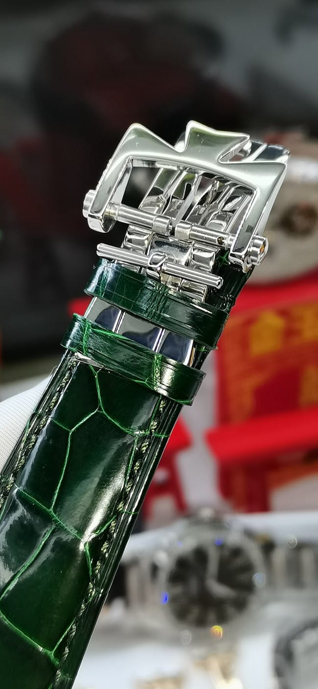 顶级复刻手表江诗丹顿男士白盘绿带全自动机械皮带手表表扣图