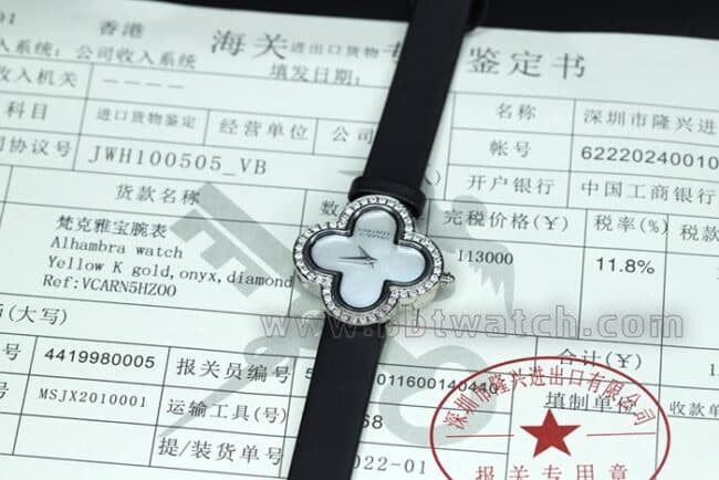 顶级复刻梵克雅宝四叶草女表白盘南非真钻丝绢表带瑞士石英手表正面图