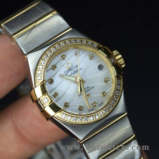 欧米茄顶级复刻手表星座系列女表白盘钢带镶钻贝母面机械123.25.27.20.55.004手表正面图