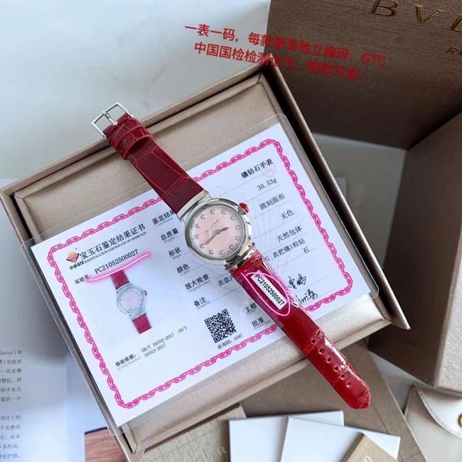 顶级复刻原单宝格丽复刻手表DIVAS’ DREAM系列白盘红带石英女款正面图