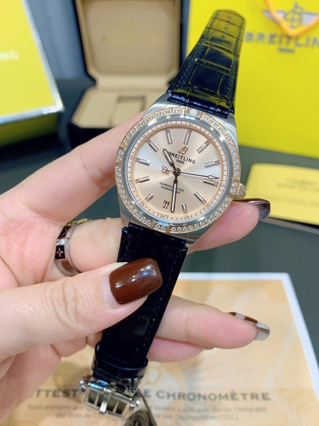 顶级复刻百年灵精仿女士金盘黑带全自动机械南海胶囊系列皮带手表正面图