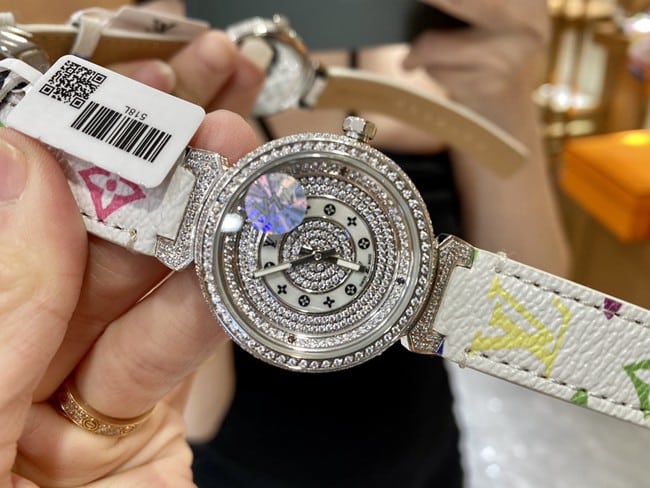 LV路易威登顶级复刻手表女士表盘皮带石英手表正面图