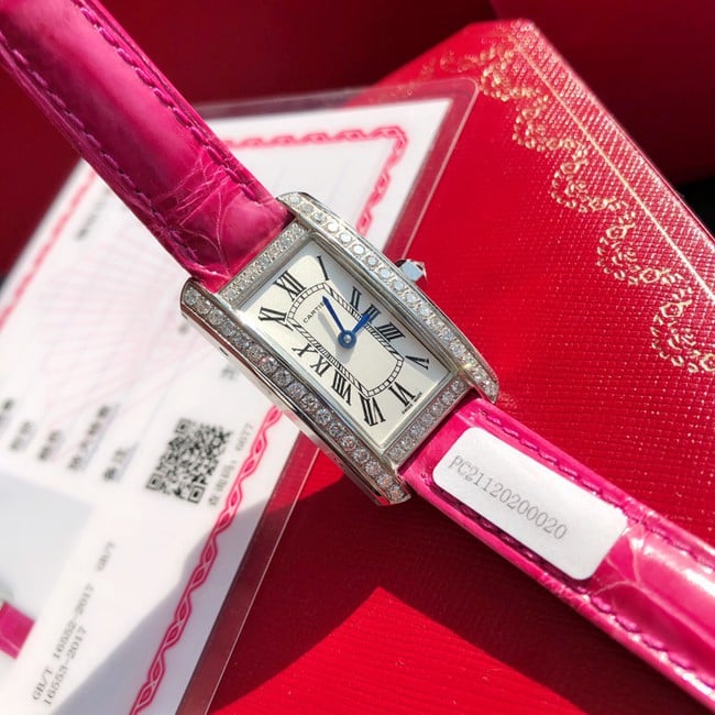 顶级真金真钻复刻卡地亚美国坦克系列珠宝石英红色女士手表正面图