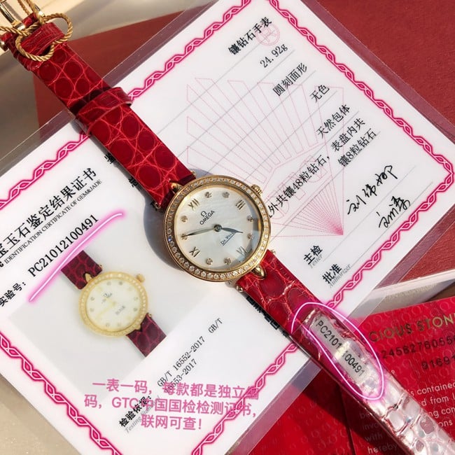 原单真钻复刻欧米茄碟飞系列石英女表正面图