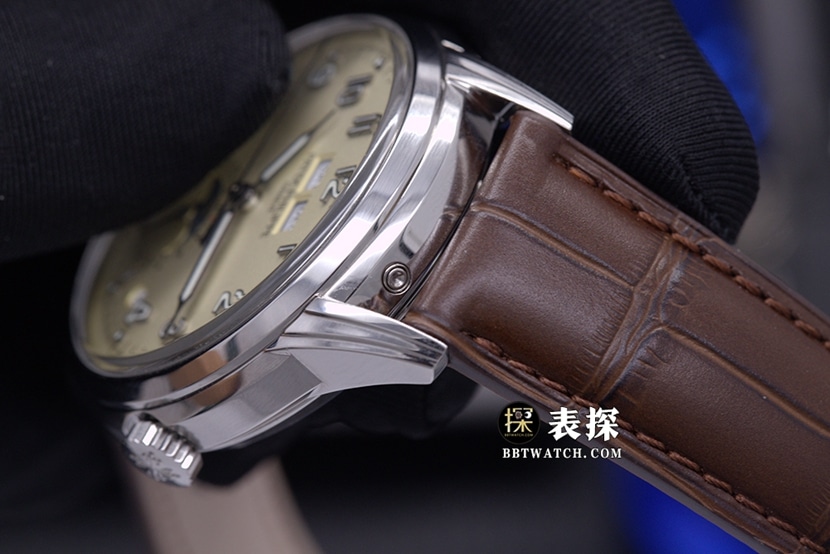 GR厂复杂功能百达翡丽1:1复刻手表夜光乳白盘月相皮带款5320G-001侧面实拍图
