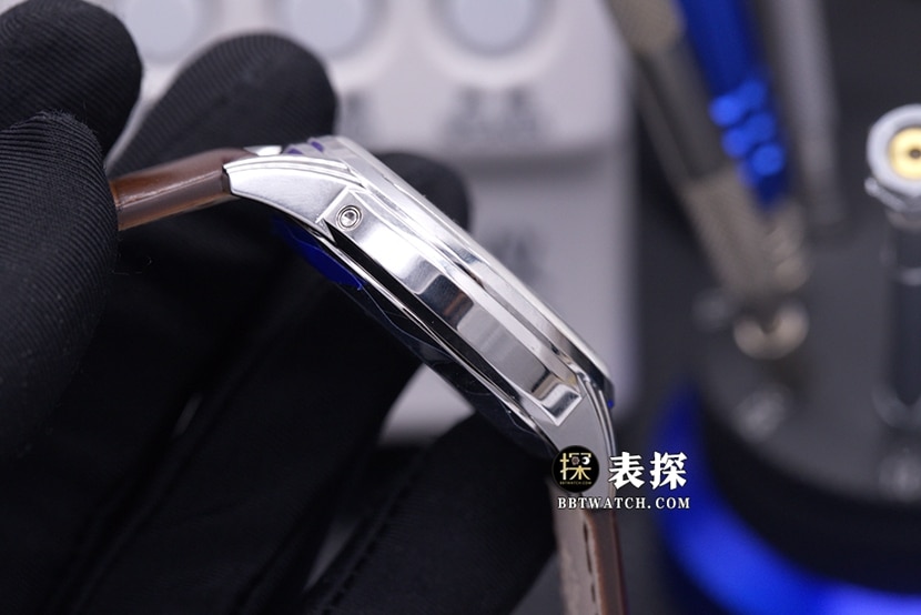 GR厂复杂功能百达翡丽1:1复刻手表夜光乳白盘月相皮带款5320G-001侧面实拍图