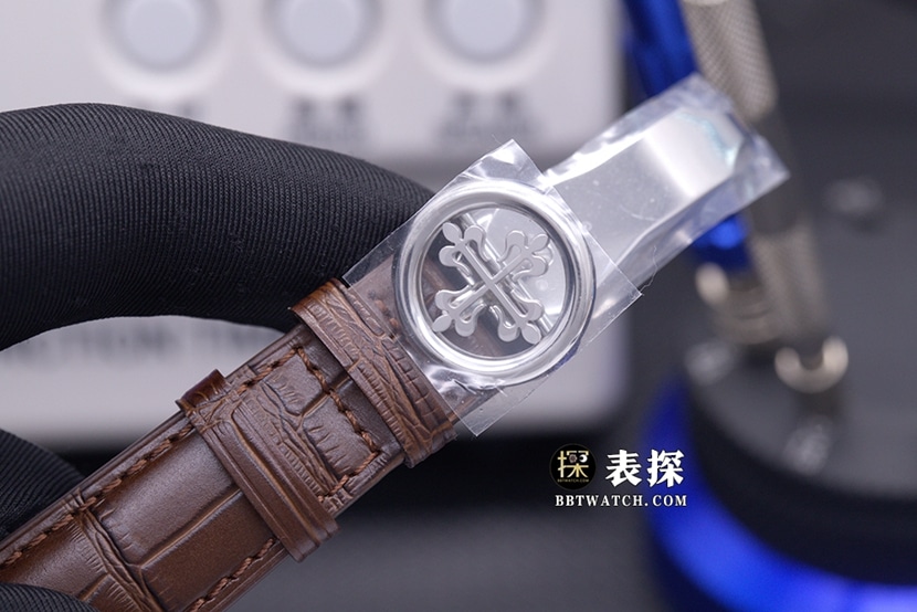 GR厂复杂功能百达翡丽1:1复刻手表夜光乳白盘月相皮带款5320G-001表扣实拍图