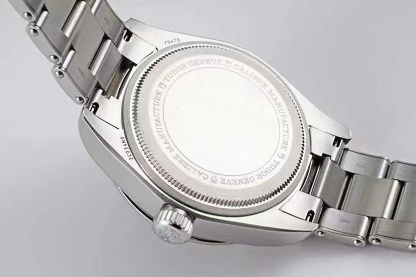 ZF碧湾帝舵1:1复刻手表黑盘钢带款M79470-0001背面图