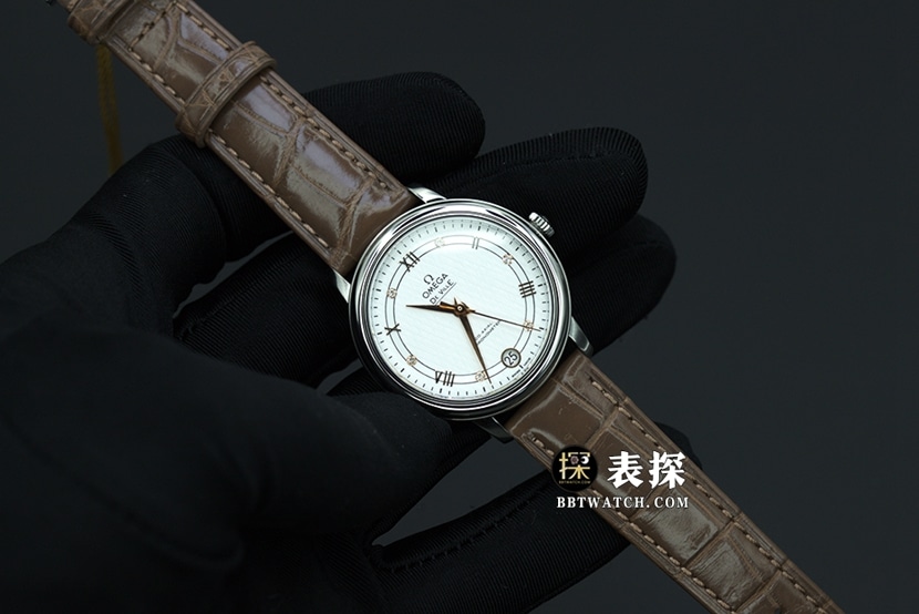 UVS厂欧米茄碟飞424.10.33.20.52.001顶级一比一精仿手表女士白盘皮带款图片及价格正面实拍图