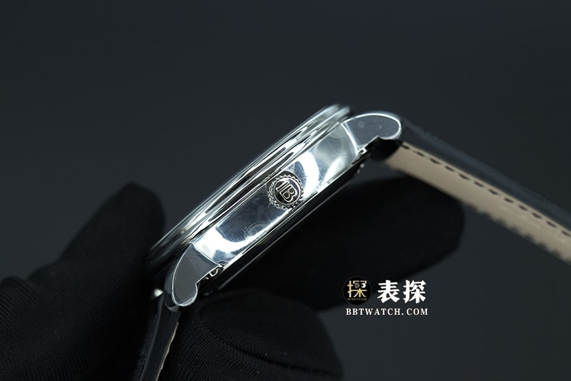 OM厂宝铂经典6654一比一超A精仿手表男士月相白盘皮带款图片及价格侧面实拍图