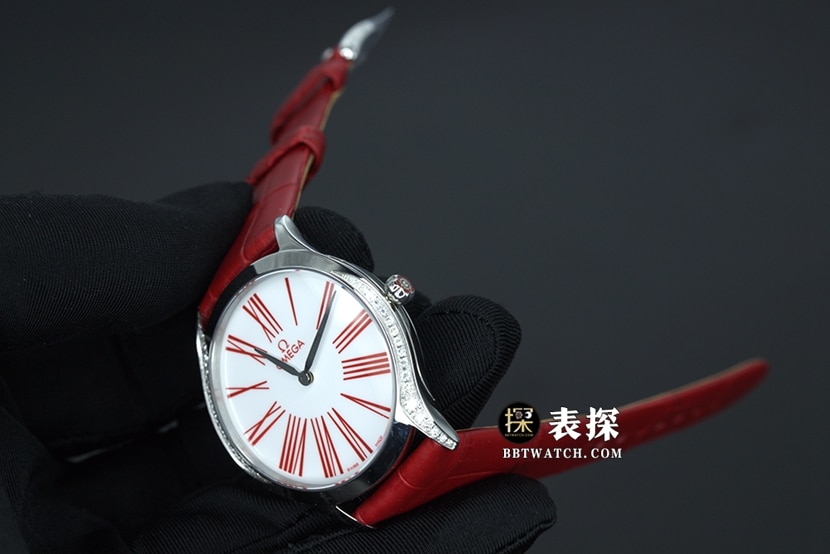 欧米茄蝶飞顶级复刻手表女士白盘皮带款图片及价格整体实拍图