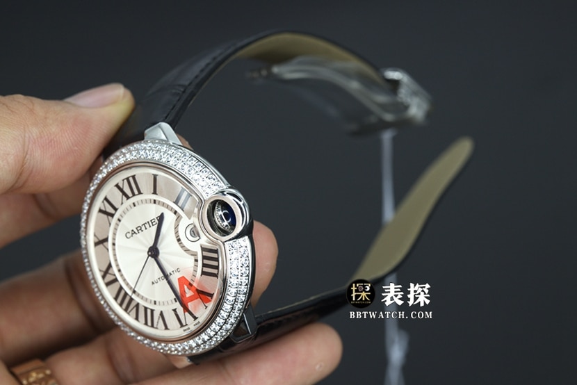 V6厂卡地亚蓝气球WE900951一比一超A高仿手表男士银白盘皮带款图片及价格整体实拍图