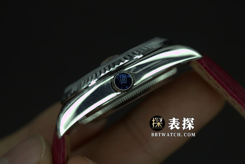 TR厂劳力士星期日历型一比一超A精仿手表男士红盘皮带款图片及价格侧面实拍图