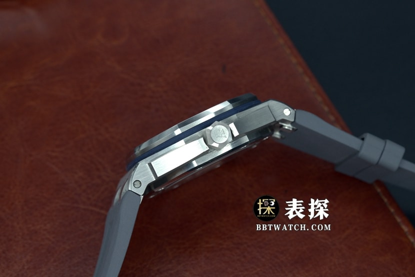 APF厂爱彼皇家橡树离岸型15720一比一顶级复刻手表男士黑盘橡胶款图片及价格侧面实拍图