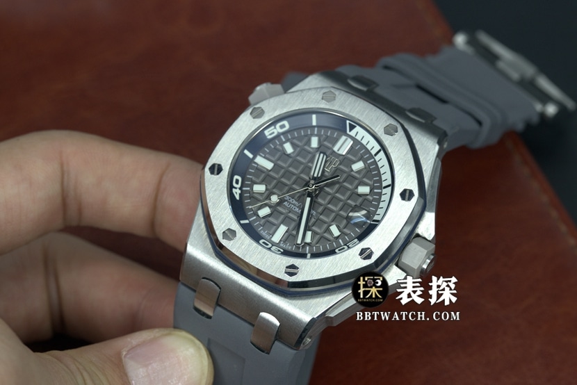 APF厂爱彼皇家橡树离岸型15720一比一顶级复刻手表男士黑盘橡胶款图片及价格正面实拍图