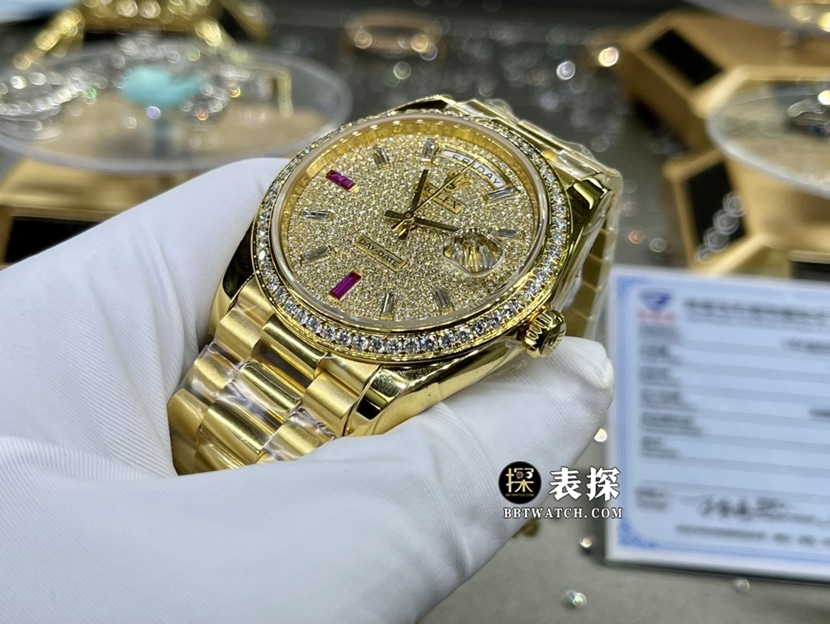 劳力士星期日历型真金真钻定制顶级复刻手表女士黄金壳镶钻盘彩虹时标钢带款侧面实拍图