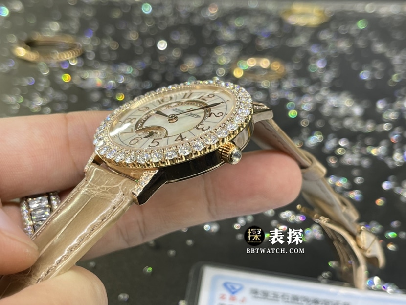积家约会顶级一比一精仿手表女士银白盘皮带款侧面实拍图
