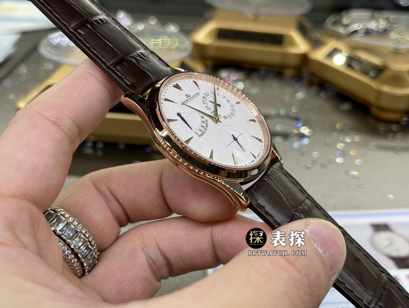 积家大师真金真钻定制一比一超A高仿手表男士蛋壳黄盘皮带款侧面实拍图