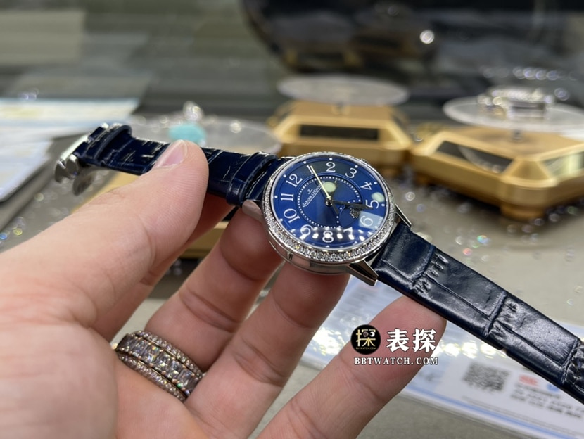积家约会真金真钻定制一比一超A精仿手表女士蓝盘皮带款侧面实拍图