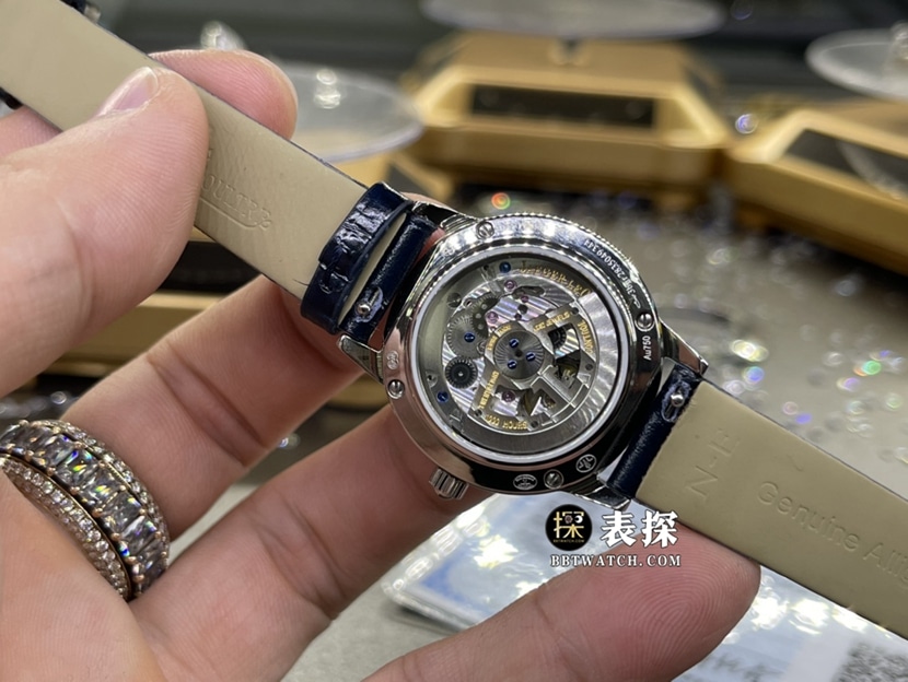 积家约会真金真钻定制一比一超A精仿手表女士蓝盘皮带款背面实拍图