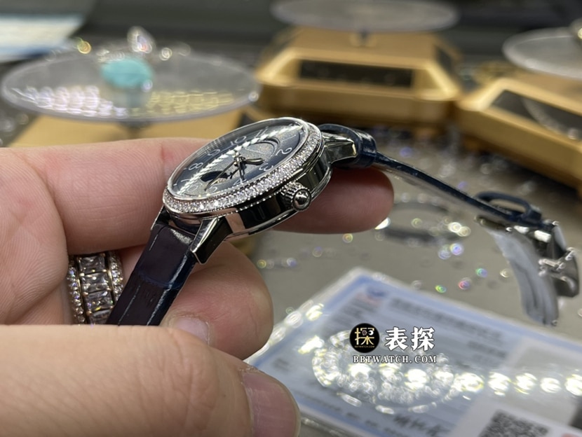 积家约会真金真钻定制一比一超A精仿手表女士蓝盘皮带款侧面实拍图