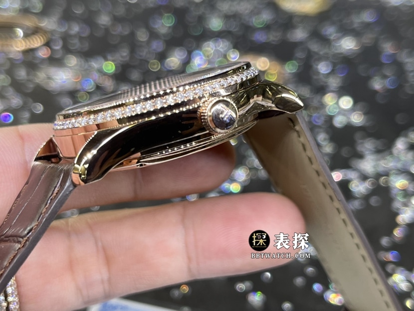 积家大师真金真钻定制顶级一比一精仿手表男士万年历皮带款侧面实拍图