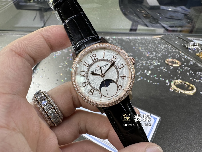 积家约会真金真钻定制顶级复刻手表女士玫瑰金镶钻月相皮带款正面实拍图