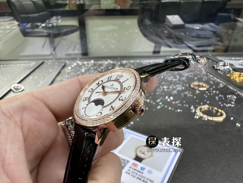 积家约会真金真钻定制顶级复刻手表女士玫瑰金镶钻月相皮带款侧面实拍图