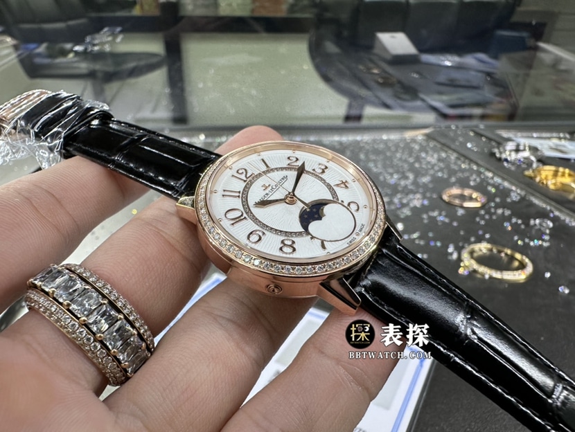 积家约会真金真钻定制顶级复刻手表女士玫瑰金镶钻月相皮带款侧面实拍图