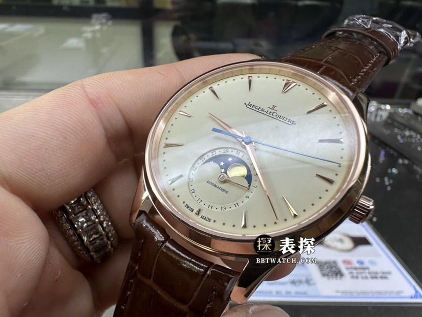 积家大师真金真钻定制一比一超A高仿手表男士蛋黄壳月相皮带款侧面实拍图