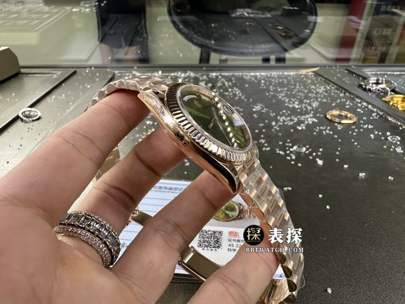 劳力士星期日历型真金真钻定制顶级一比一高仿手表男士橄榄绿盘钢带款侧面实拍图