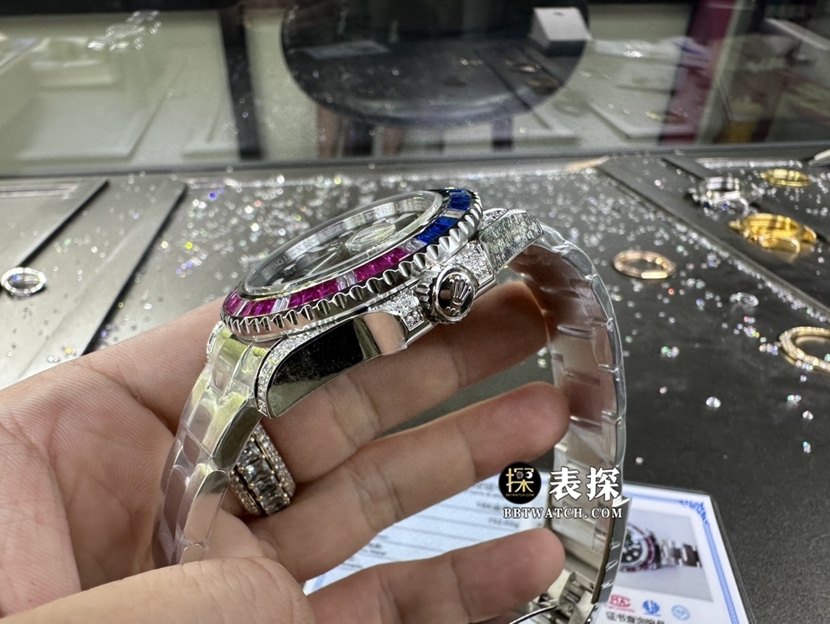 劳力士格林尼治型II真金真钻定制顶级复刻手表男士白金镶砖黑盘钢带款侧面实拍图