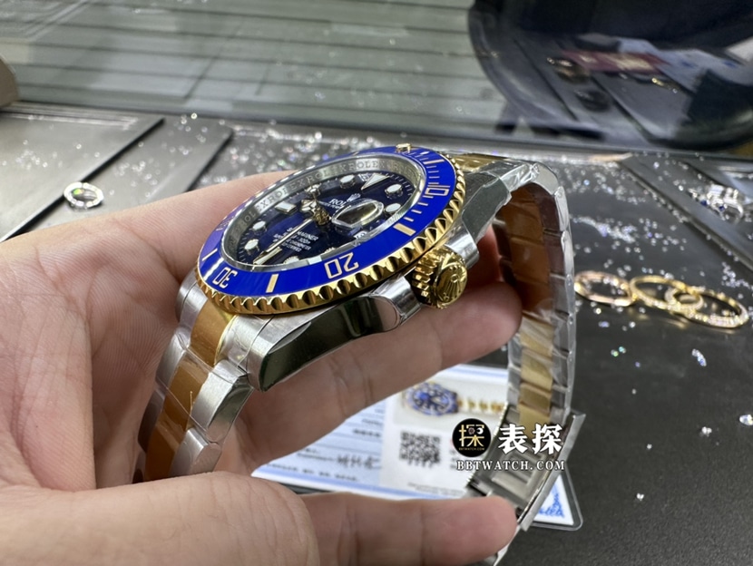 劳力士潜航者型真金真钻定制一比一超A高仿手表男士间金蓝水鬼钢带款侧面实拍图