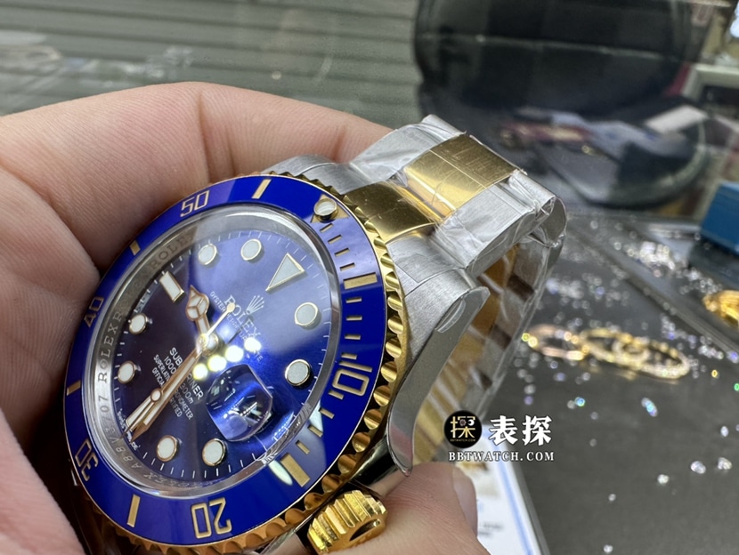 劳力士潜航者型真金真钻定制一比一超A高仿手表男士间金蓝水鬼钢带款侧面实拍图