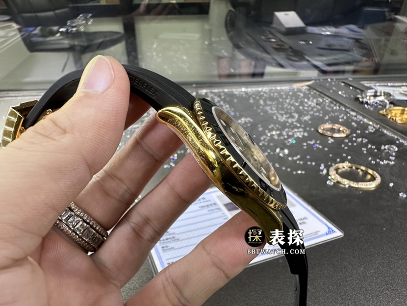劳力士游艇名仕型真金真钻定制一比一超A精仿手表男士黑盘橡胶款侧面实拍图