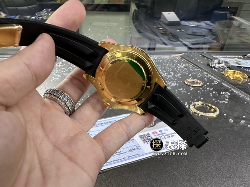 劳力士游艇名仕型真金真钻定制一比一超A精仿手表男士黑盘橡胶款背面实拍图