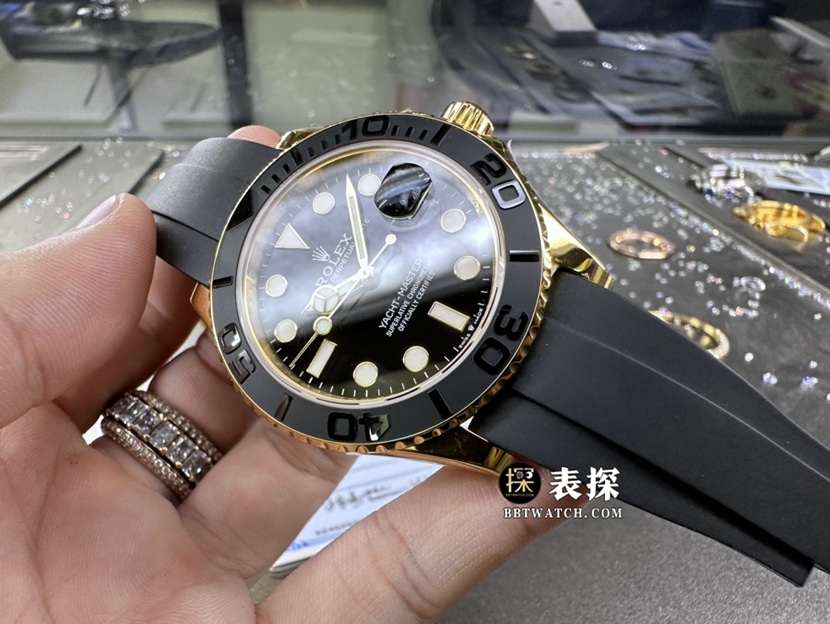 劳力士游艇名仕型真金真钻定制一比一超A精仿手表男士黑盘橡胶款正面实拍图