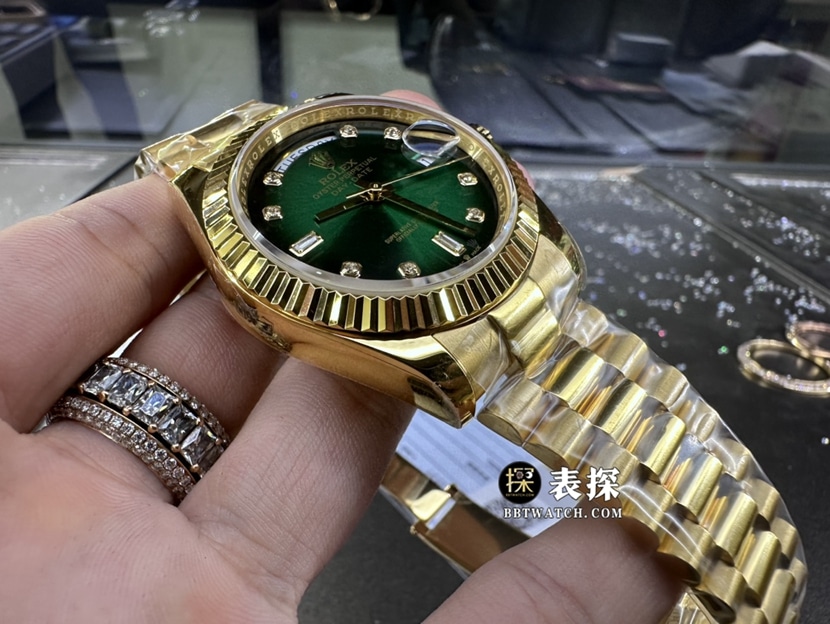 劳力士星期日历型真金真钻定制一比一顶级复刻手表男士渐变绿盘钢带款侧面实拍图
