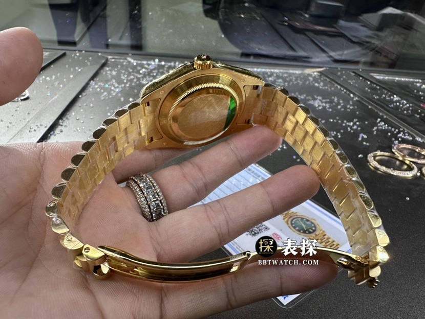 劳力士星期日历型真金真钻定制一比一顶级复刻手表男士渐变绿盘钢带款背面实拍图