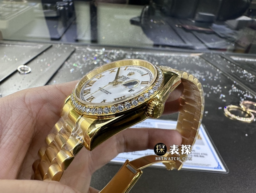 劳力士星期日历型真金真钻定制顶级一比一高仿手表男士白盘镶钻钢带款侧面实拍图