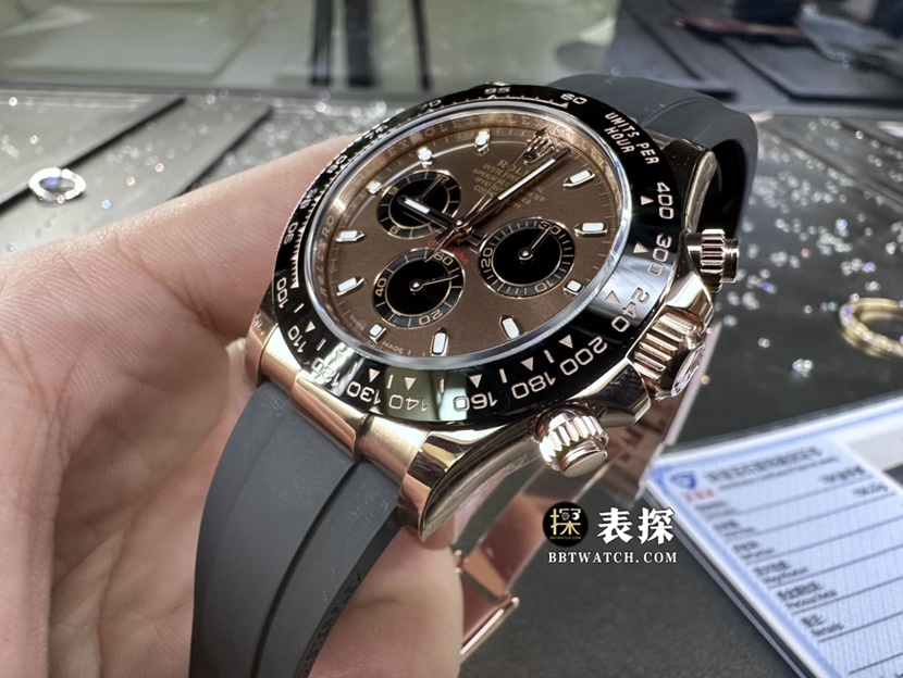 劳力士宇宙计型迪通拿真金真钻定制一比一超A精仿手表男士巧克力色熊猫盘橡胶款侧面实拍图