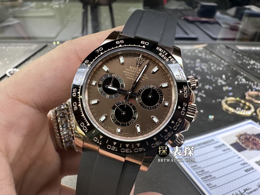 劳力士宇宙计型迪通拿真金真钻定制一比一超A精仿手表男士巧克力色熊猫盘橡胶款正面实拍图