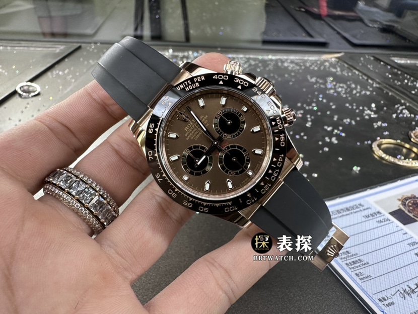 劳力士宇宙计型迪通拿真金真钻定制一比一超A精仿手表男士巧克力色熊猫盘橡胶款正面实拍图