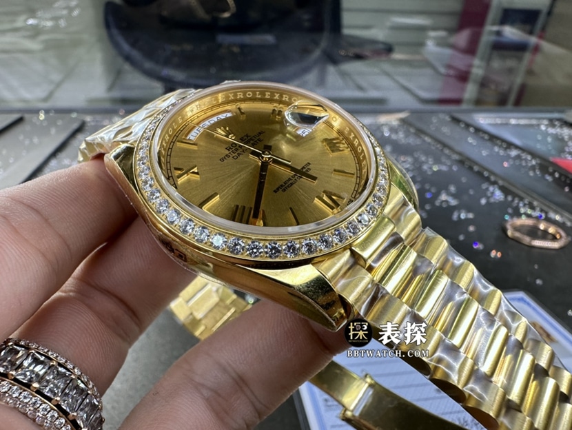 劳力士星期日历型真金真钻定制超A高仿手表男士香槟金盘镶钻钢带款侧面实拍图