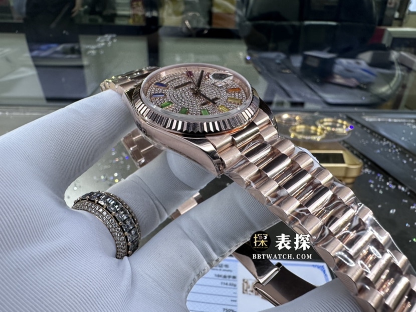 劳力士星期日历型真金真钻定制顶级一比一高仿手表女士玫瑰金镶钻盘钢带款侧面实拍图