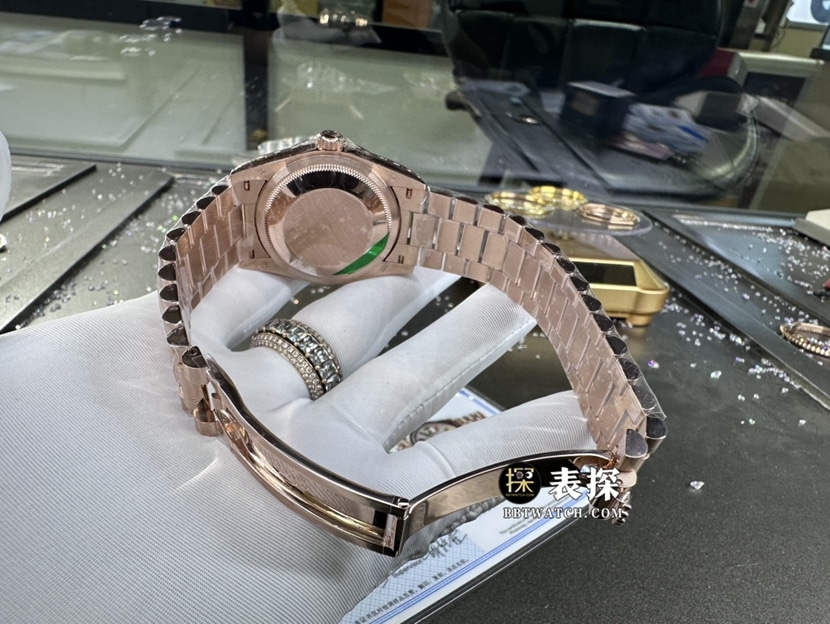 劳力士星期日历型真金真钻定制顶级一比一高仿手表女士玫瑰金镶钻盘钢带款背面实拍图