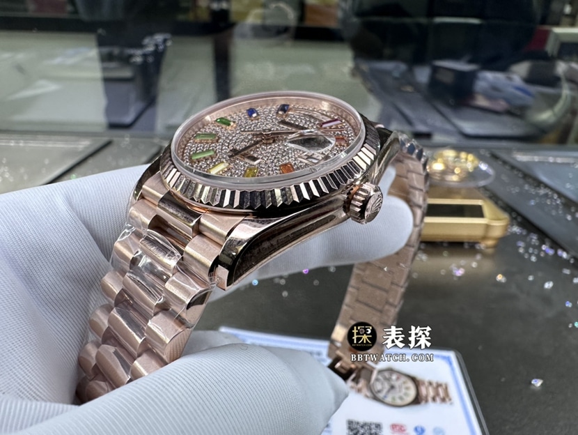 劳力士星期日历型真金真钻定制顶级一比一高仿手表女士玫瑰金镶钻盘钢带款侧面实拍图