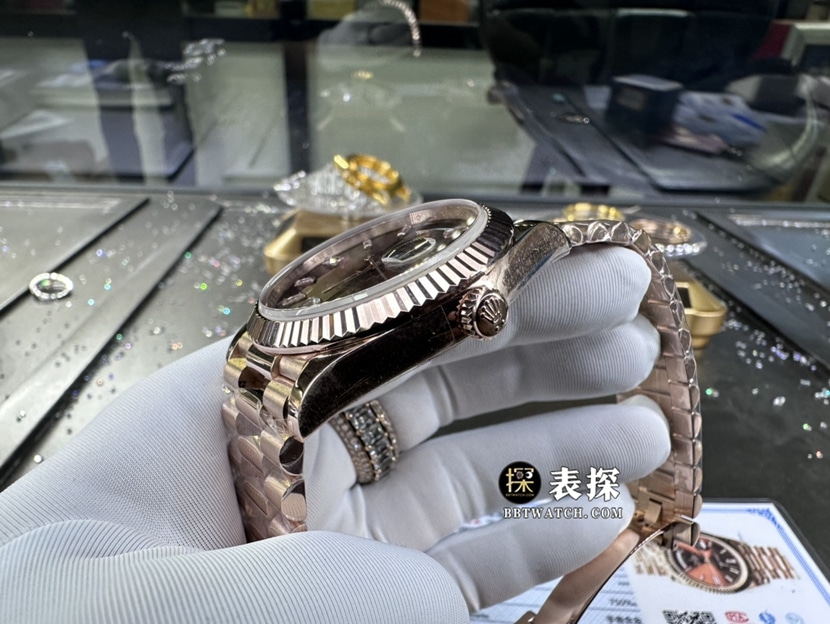 劳力士星期日历型真金真钻定制顶级复刻手表男士咖色盘钢带款侧面实拍图