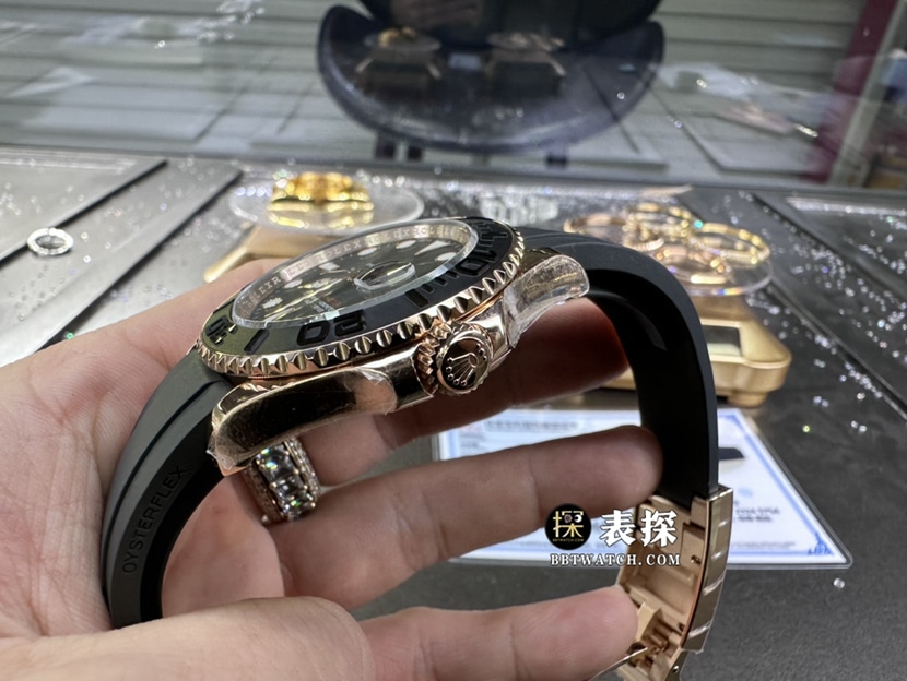 劳力士游艇名仕型真金真钻定制一比一超A精仿手表男士玫瑰金壳黑盘橡胶款侧面实拍图